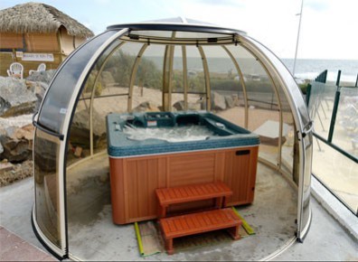 Un abri bulle design pour installer son spa, avec structure en bois résistante et élégante
